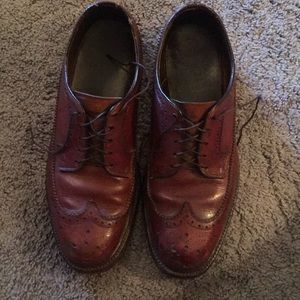 Wing tip shoes